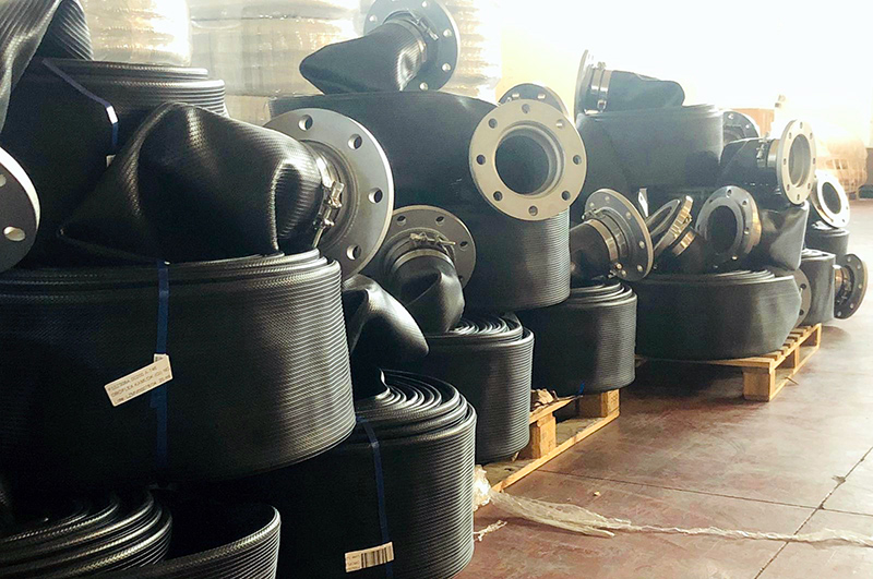 Montaje y suministro de manguera para evacuar aguas fecales de un barco